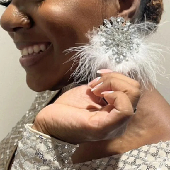 Statement Makers Rhinestone & Feather Decor Stud Earrings silver - Picture 7 of 10